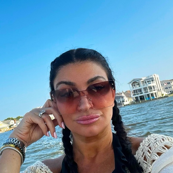 Meet your Posher, Gina - Picture 1 of 1